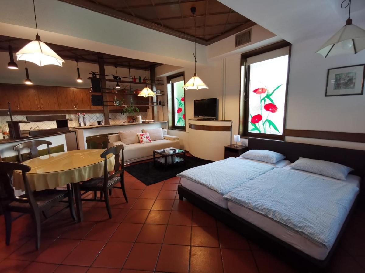 Apartmaji Mak 耶塞尼采 外观 照片