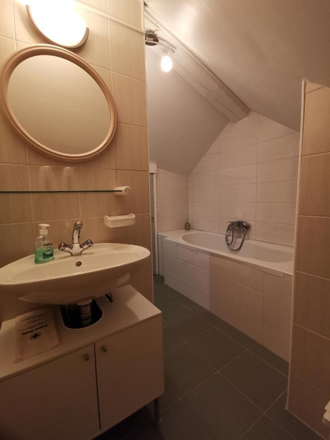 Apartmaji Mak 耶塞尼采 外观 照片