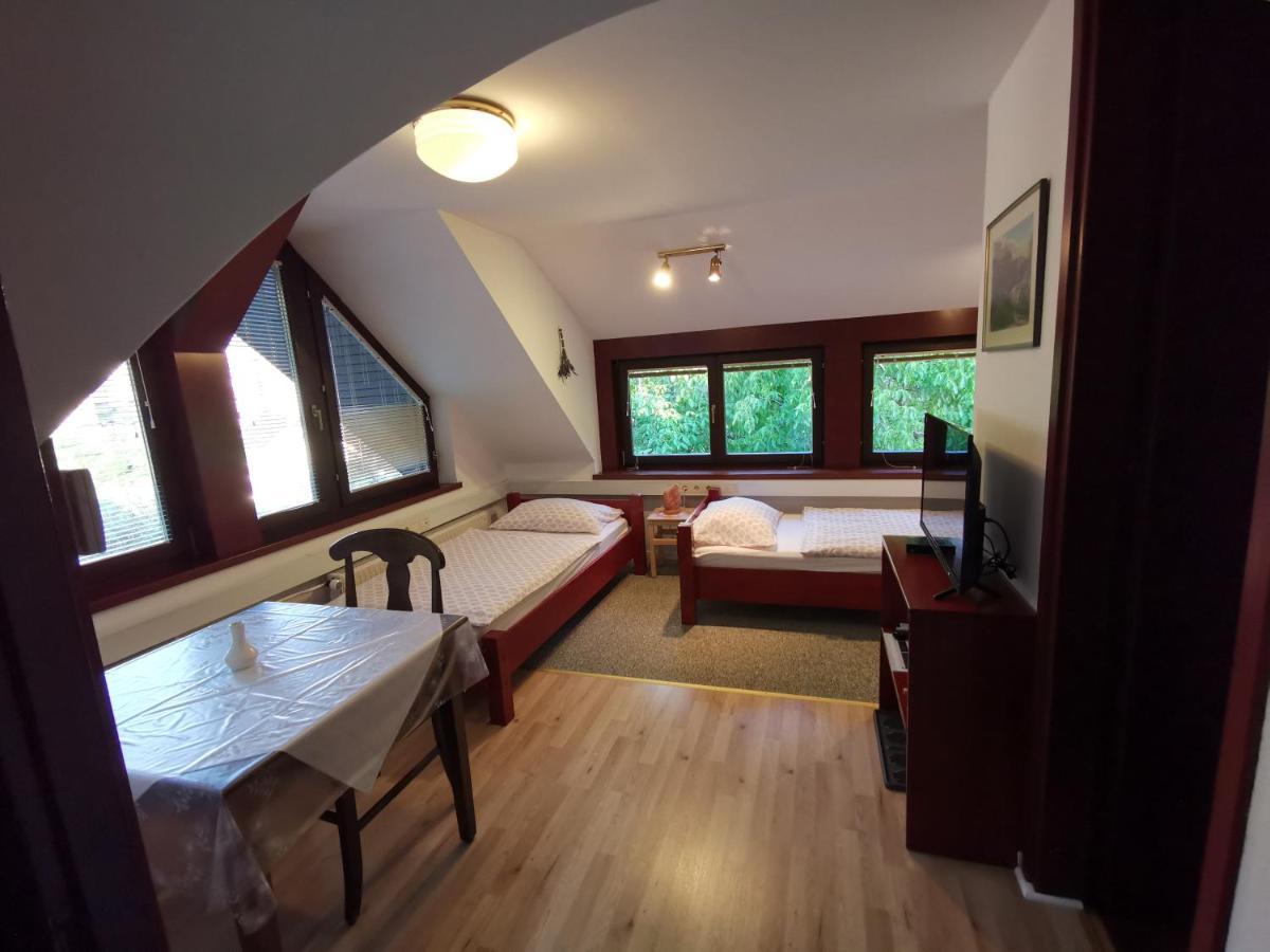 Apartmaji Mak 耶塞尼采 外观 照片
